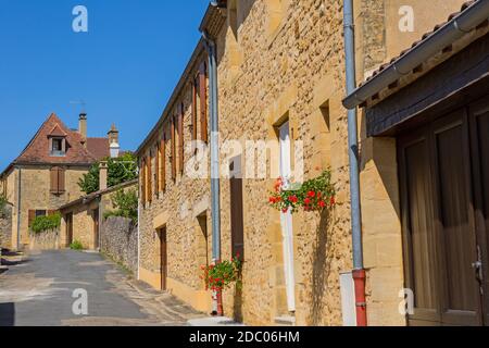 Domme, Frankreich. Die alten Häuser der mittelalterlichen Stadt Sarlat-la-Canéda in der Dordogne, Frankreich Stockfoto