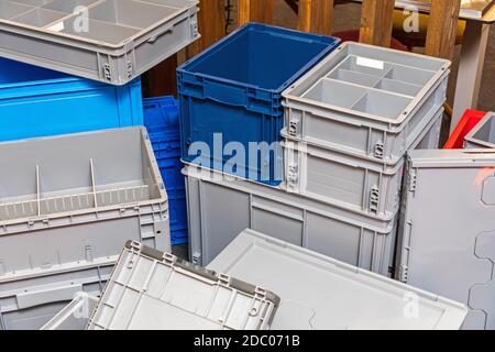 Viele Kunststoff-Transportboxen und Kisten Stockfoto