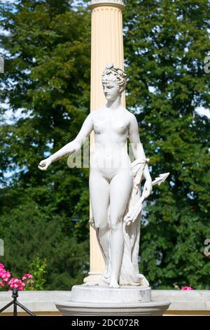 Lancut, Polen - 26. August 2020: Gloriette im Garten des barocken Schlosses Lancut aus dem 16. Jahrhundert, Statue von Diana Stockfoto