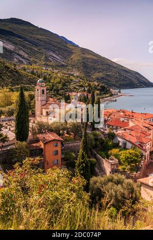 Panoramablick auf den Gardasee, Chiesa di S. Andrea und den Hafen von Torbole, Gardasee, Provinz Trient, Italien, Europa Stockfoto