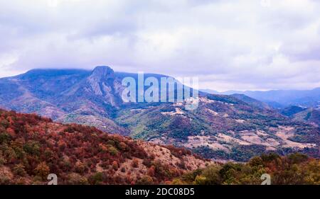 Schöne Aussicht auf eine malerische Naturlandschaft. Herbstregentag. Serbien und Rumänien Grenze, Djerdap Nationalpark in Serbien und Eiserne Tore Natur Stockfoto