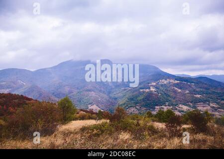 Schöne Aussicht auf eine malerische Naturlandschaft. Herbstregentag. Serbien und Rumänien Grenze, Djerdap Nationalpark in Serbien und Eiserne Tore Natur Stockfoto