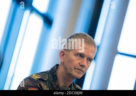 Grevenbroich, Deutschland. November 2020. Generalleutnant Martin Schellegis, Inspektor der Basis der Bundeswehr, spricht im Gesundheitsamt. Hier werden auch Soldaten der Bundeswehr für Corona-Hilfe ausgebildet. Quelle: Rolf Vennenbernd/dpa/Alamy Live News Stockfoto