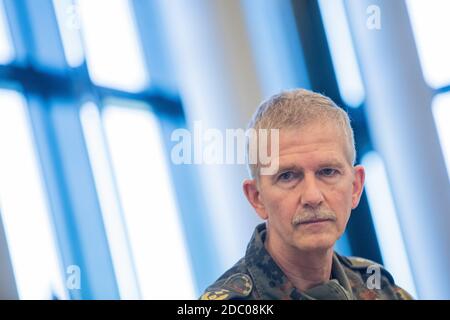 Grevenbroich, Deutschland. November 2020. Generalleutnant Martin Schellegis, Inspektor der Basis der Bundeswehr, spricht im Gesundheitsamt. Hier werden auch Soldaten der Bundeswehr für Corona-Hilfe ausgebildet. Quelle: Rolf Vennenbernd/dpa/Alamy Live News Stockfoto