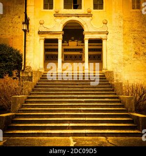 Eine lange Treppe schafft die Perspektive zu dieser italienischen Kapelle aus dem 15. Jahrhundert. Stockfoto