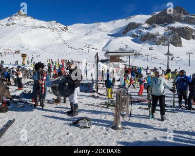 Musikkapelle und große Gruppe von Skifahrern im Idalp-Gebiet mit Blick auf die Sessellifte, Skigebiet Ischgl, Österreich Stockfoto