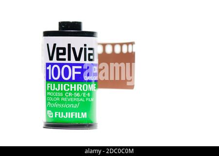 San Pellegrino Terme, Italien -18 November 2020: Fujifilm Velvia Fotofilm auf weißem Hintergrund Stockfoto