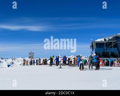 Skifahrer auf dem Pardatschgrat, Skigebiet Ischgl-Samnaun, Österreich Stockfoto