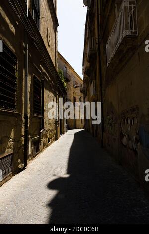 Sizilien, Italien. Schmale Straße zwischen alten Gebäuden in der historischen Stadt Enna. Stockfoto