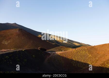 Sizilien, Italien. Touristen machen den steilen Aufstieg auf den Silvestri Superiori Krater in der Nähe des Gipfels des Ätna. Stockfoto