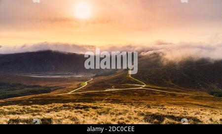 Wunderschöner, dramatischer Sonnenuntergang im Turlough Hill Power Station, Pumpspeicherkraftwerk für grüne Energie für die Region Wicklow, Irland Stockfoto