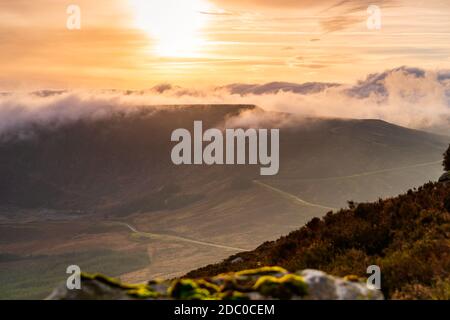 Wunderschöner, dramatischer Sonnenuntergang im Turlough Hill Power Station, Pumpspeicherkraftwerk für grüne Energie für die Region Wicklow, Irland Stockfoto