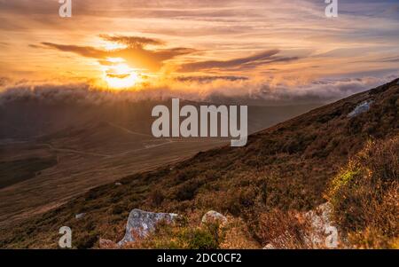 Wunderschöner, dramatischer Sonnenuntergang im Turlough Hill Power Station, Pumpspeicherkraftwerk für grüne Energie für die Region Wicklow, Irland Stockfoto