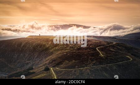 Wunderschöner, dramatischer Sonnenuntergang im Turlough Hill Power Station, Pumpspeicherkraftwerk für grüne Energie für die Region Wicklow, Irland Stockfoto