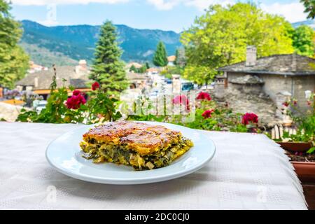 Gericht mit traditionellen griechischen Spinatkuchen - Spanakopita. Metsovo, Epirus, Griechenland Stockfoto