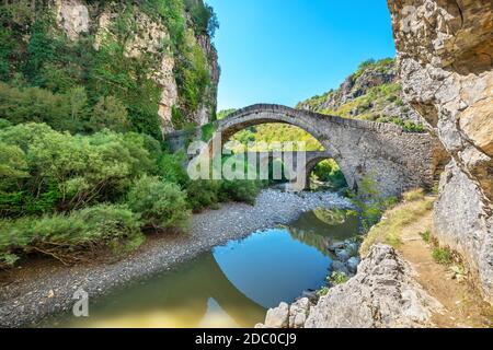 Alte Steinbogenbrücke von Kokoris (Noutsos) am Fluss Voidomatis gelegen. Zagori, Epirus, Griechenland Stockfoto