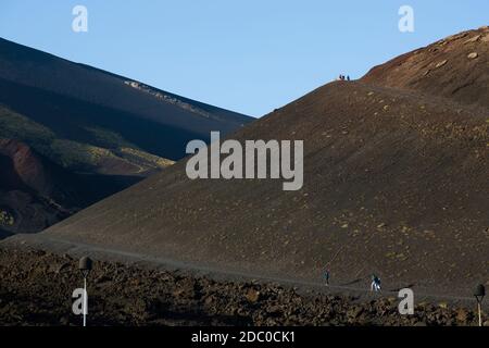 Sizilien, Italien. Touristen machen den steilen Aufstieg auf den Silvestri Superiori Krater in der Nähe des Gipfels des Ätna. Stockfoto