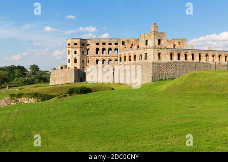 Ujazd, Polen - 10. Juli 2020 : Ruinen der Burg Krzyztopor aus dem 17. Jahrhundert, palazzo im italienischen Stil in fortezza. Es wurde von einem polnischen Adligen und VOI gebaut Stockfoto