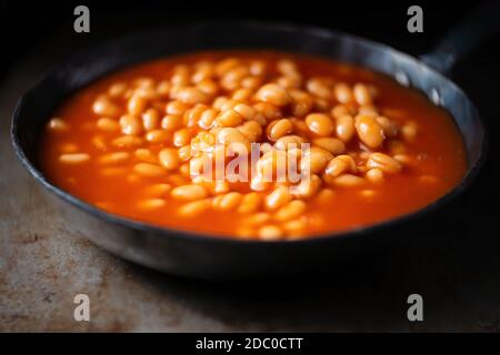 Nahaufnahme von rustikalen englischen gebackenen Bohnen in Tomatensauce Stockfoto