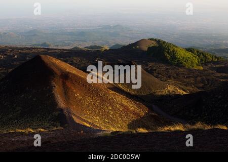 Sizilien, Italien. Spektakuläre Aussicht von der Spitze des Silvestri Superiori Kraters in der Nähe des Gipfels des Ätna. Stockfoto