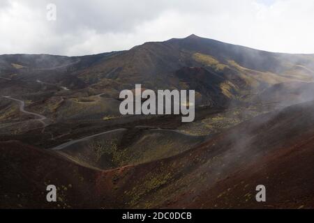 Sizilien, Italien. Spektakuläre Landschaft auf den Hügeln des Ätna, vom Rand des Silvestri Superiore Kraters aus gesehen. Stockfoto