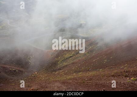 Sizilien, Italien. Spektakuläre Landschaft auf den Hügeln des Ätna, vom Rand des Silvestri Superiore Kraters aus gesehen. Stockfoto