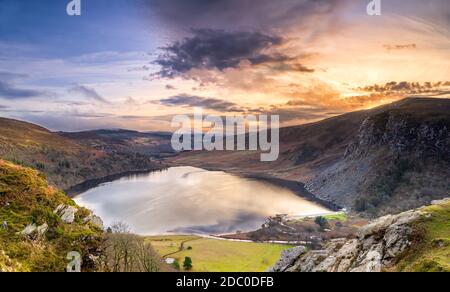 Dramatischer Sonnenuntergang am Lake Lough Tay oder dem Guinness Lake in der Grafschaft Wicklow, wo sich das Wikinger Dorf Kattegat befand, Wicklow Mountains, Irland Stockfoto