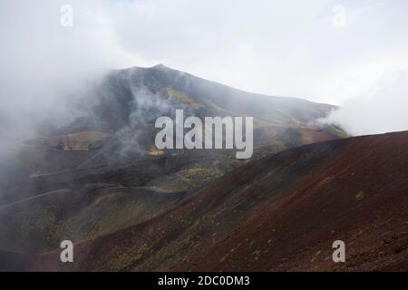 Sizilien, Italien. Spektakuläre Landschaft auf den Hügeln des Ätna, vom Rand des Silvestri Superiore Kraters aus gesehen. Stockfoto