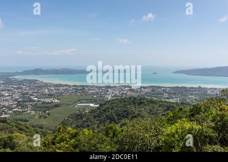 Blick auf die thailändischen Inseln und das Meer vom Big Buddha Phuket Aussichtspunkt, Thailand Stockfoto