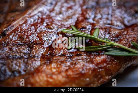 Mittelseltenes Rindersteak, das auf dem Grill zum Abendessen zubereitet wird Fleisch Restaurant.Delicious Schweinefleisch cutlet gegrillt.Gourmet Stück Beefsteak vorbereitet Zum Essen Stockfoto