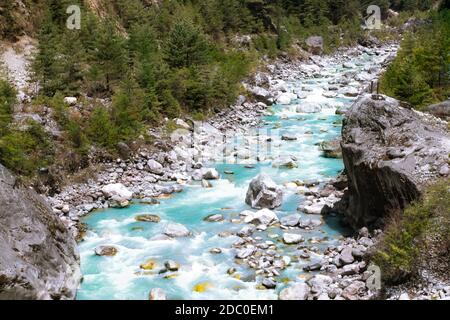 Schöner Gebirgsfluss im Himalaya. Nepal. Draufsicht. Stockfoto