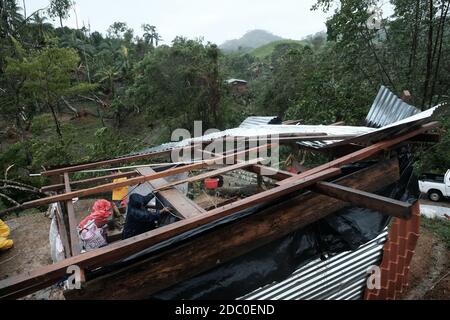 Siuna, Nicaragua. November 2020. Ein Haus ist schwer beschädigt, nachdem Hurrikan 'Iota' durch Siuna passiert ist. Etwa zwei Wochen nach dem verheerenden Hurrikan 'Eta' verwüstete ein zweiter gefährlicher Sturm Teile Mittelamerikas. Kredit: Carlos Herrera/dpa/Alamy Live Nachrichten Stockfoto