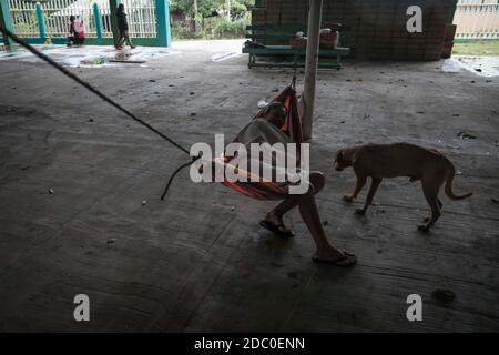 Siuna, Nicaragua. November 2020. Eine Frau ruht in einer Hängematte in einer Notunterkunft in der Gemeinde La Bomba in Siuna. Etwa zwei Wochen nach dem verheerenden Hurrikan 'Eta' hat ein zweiter gefährlicher Sturm Teile Mittelamerikas verwüstet. Kredit: Carlos Herrera/dpa/Alamy Live Nachrichten Stockfoto