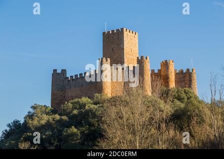 Burg von Almourol ist eine mittelalterliche Burg in Zentralportugal befindet sich auf einer kleinen Felseninsel mitten in den Fluss Tejo. Stockfoto