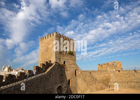 MONSARAZ, PORTUGAL - Juni 8, 2019: die Menschen, die in der mittelalterlichen Burg und Stadt Monsaraz. Eine touristische Attraktion im Alentejo, Portugal. Von t Stockfoto