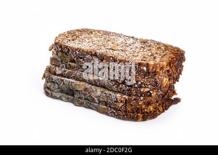 Schimmeliges Vollkornbrot, isoliert auf weißem Hintergrund Stockfoto