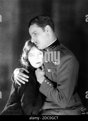 LILLIAN GISH UND RONALD COLMAN IN DER WEISSEN SCHWESTER 1923 regisseur HENRY KING Roman Francis Marion Crawford Portrait von JAMES ABBE Inspiration Pictures / Metro Pictures Corporation Stockfoto