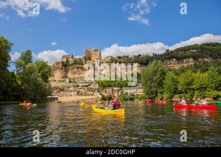 Beynac et Cazenac, Dordogne, Frankreich: 13. August 2019: Kajak auf der Dordogne mit der Burg von Castelnaud-la-Chapelle. Stockfoto