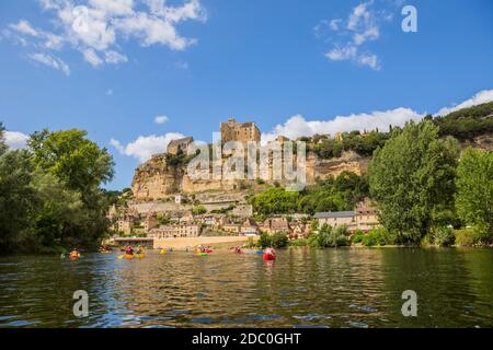 Beynac et Cazenac, Dordogne, Frankreich: 13. August 2019: Kajak auf der Dordogne mit der Burg von Castelnaud-la-Chapelle. Stockfoto