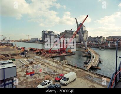 1997 Heron Quay Fußgängerbrücke, im Bau während der frühen Tage von Canary Wharf, Docklands, East End of London, Großbritannien Stockfoto