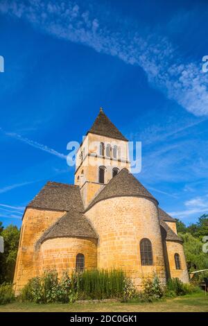 Die romanische Kirche, als historisches Denkmal eingestuft, in Saint-Leon-sur-Vezere, Dordogne, Frankreich Stockfoto