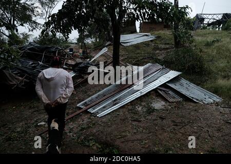 Siuna, Nicaragua. November 2020. Eine Frau schaut auf ihr Haus in der Gemeinde La Bomba in Siuna, das vom Hurrikan 'Iota' zerstört wurde. Etwa zwei Wochen nach dem verheerenden Hurrikan 'Eta' hat ein zweiter gefährlicher Sturm Teile Mittelamerikas verwüstet. Kredit: Carlos Herrera/dpa/Alamy Live Nachrichten Stockfoto