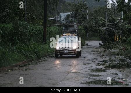 Siuna, Nicaragua. November 2020. Ein Taxi fährt in Siuna im Regen. Im Hintergrund ist ein gefallener Baum zu sehen. Etwa zwei Wochen nach dem verheerenden Hurrikan "Eta" hat ein zweiter gefährlicher Sturm Teile Mittelamerikas verwüstet und Menschenleben gefordert. Kredit: Carlos Herrera/dpa/Alamy Live Nachrichten Stockfoto