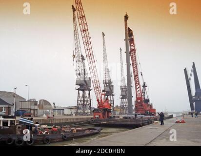 1996 Heron Quay Fußgängerbrücke, im Bau während der frühen Tage von Canary Wharf, Docklands, East End of London, Großbritannien Stockfoto