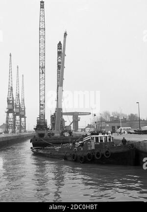 1996 Heron Quay Fußgängerbrücke, im Bau während der frühen Tage von Canary Wharf, Docklands, East End of London, Großbritannien Stockfoto