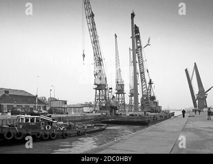 1996 Heron Quay Fußgängerbrücke, im Bau während der frühen Tage von Canary Wharf, Docklands, East End of London, Großbritannien Stockfoto