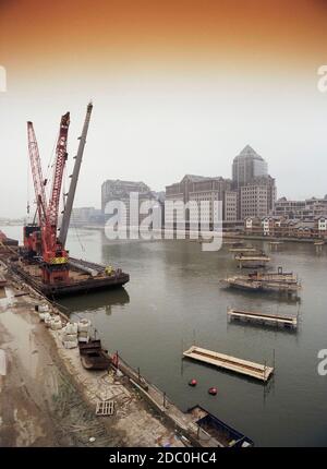 1996 Heron Quay Fußgängerbrücke, im Bau während der frühen Tage von Canary Wharf, Docklands, East End of London, Großbritannien Stockfoto