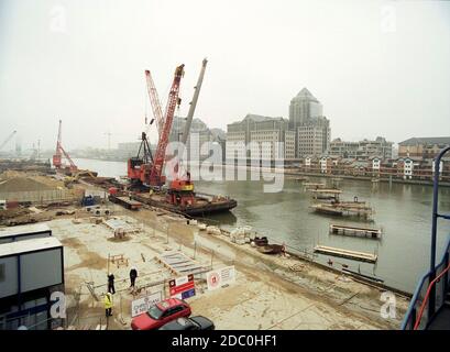 1996 Heron Quay Fußgängerbrücke, im Bau während der frühen Tage von Canary Wharf, Docklands, East End of London, Großbritannien Stockfoto