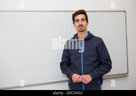 Student an der Schule, auf dem whiteboard Stockfoto