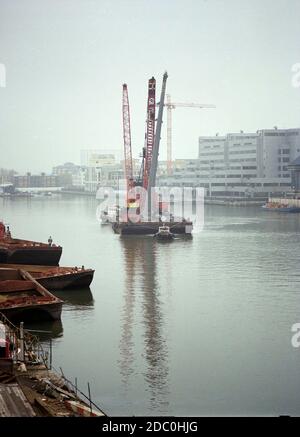 1996 Heron Quay Fußgängerbrücke, im Bau während der frühen Tage von Canary Wharf, Docklands, East End of London, Großbritannien Stockfoto